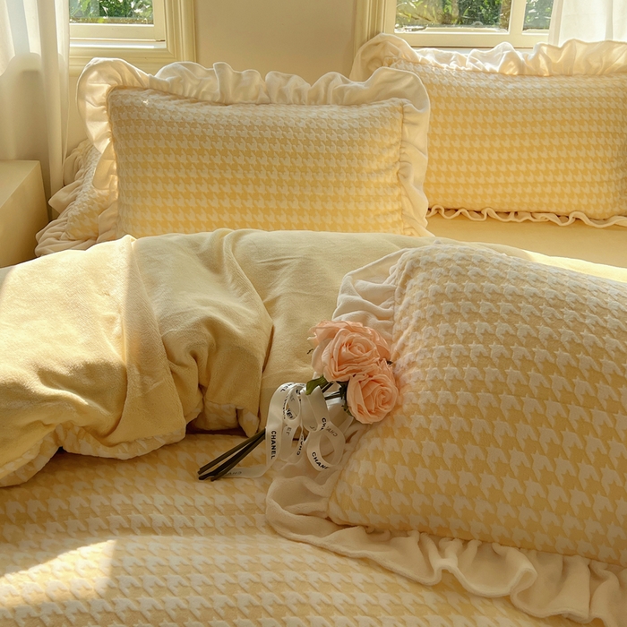 91家纺网 家纺一手货源 找家纺 轻奢坊 2025新款牛奶绒千鸟格烂花花边款四件套-场景二 奶酪黄