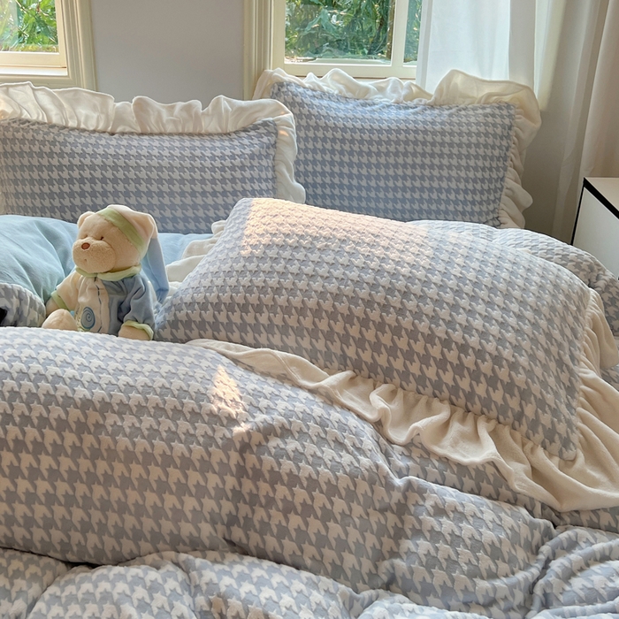 91家纺网 家纺一手货源 找家纺 轻奢坊 2025新款牛奶绒千鸟格烂花花边款四件套-场景二 奶酪蓝