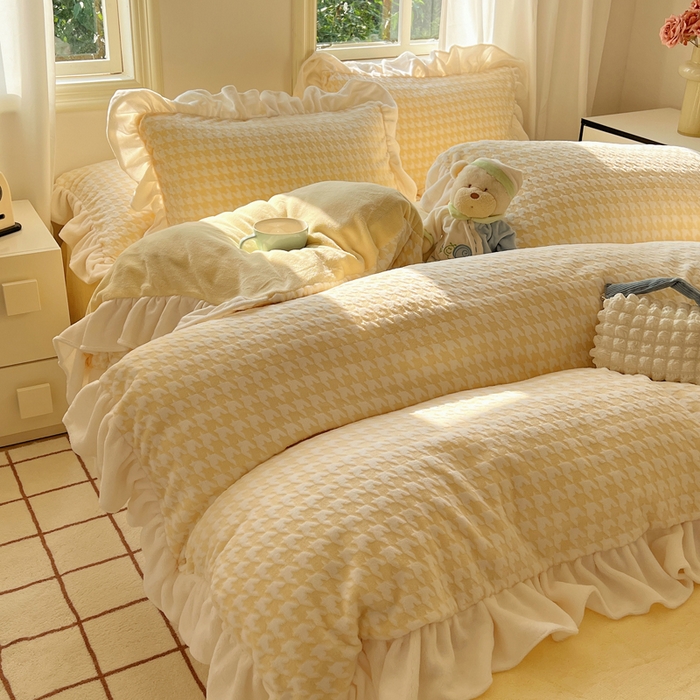 91家纺网 家纺一手货源 找家纺 轻奢坊 2025新款牛奶绒千鸟格烂花花边款四件套-场景二 奶酪黄