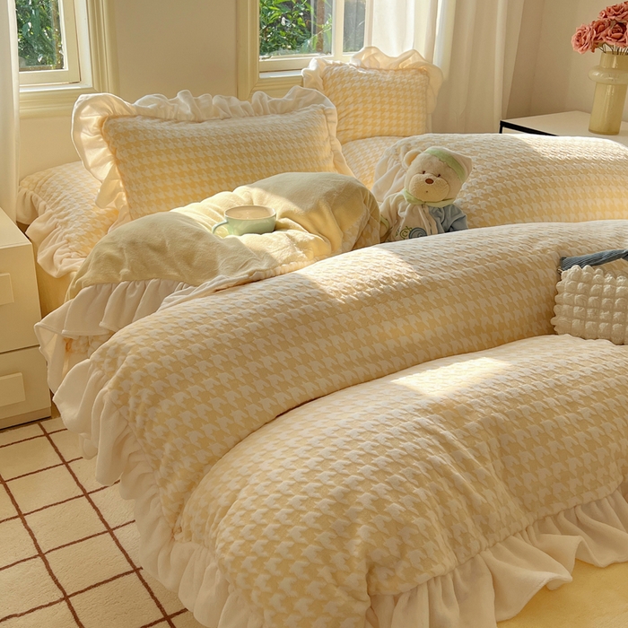 91家纺网 家纺一手货源 找家纺 轻奢坊 2025新款牛奶绒千鸟格烂花花边款四件套-场景二 奶酪黄