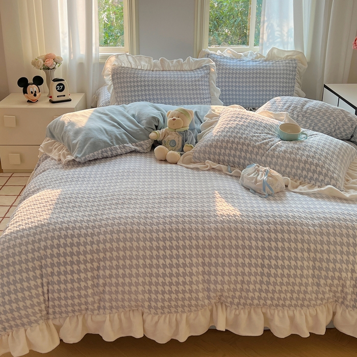 91家纺网 家纺一手货源 找家纺 轻奢坊 2025新款牛奶绒千鸟格烂花花边款四件套-场景二 奶酪蓝