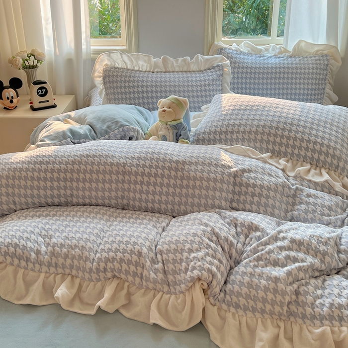 91家纺网 家纺一手货源 找家纺 轻奢坊 2025新款牛奶绒千鸟格烂花花边款四件套-场景二 奶酪蓝