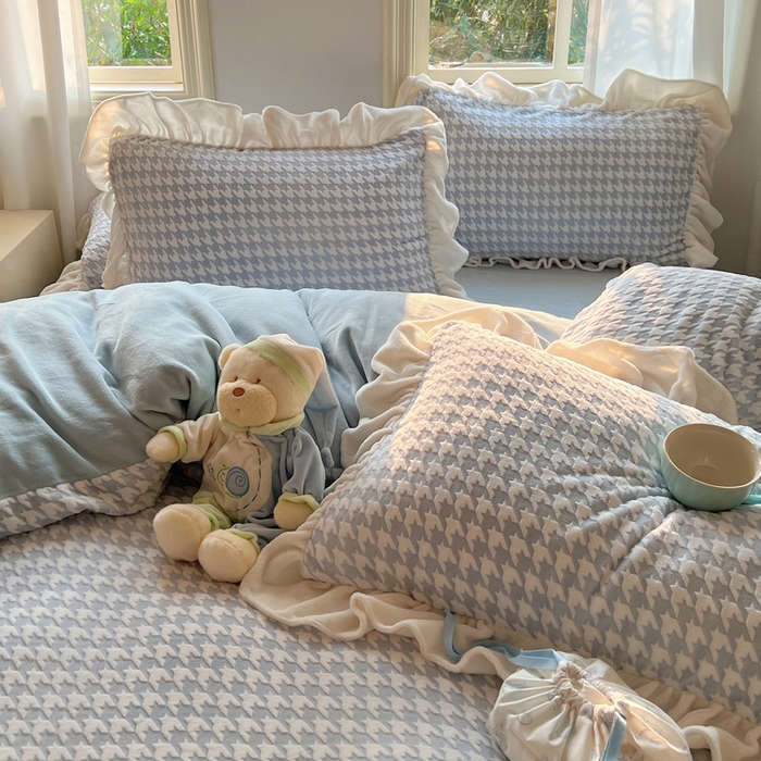 91家纺网 家纺一手货源 找家纺 轻奢坊 2025新款牛奶绒千鸟格烂花花边款四件套-场景二 奶酪蓝