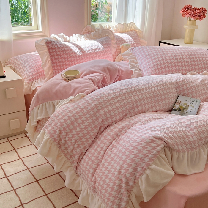 91家纺网 家纺一手货源 找家纺 轻奢坊 2025新款牛奶绒千鸟格烂花花边款四件套-场景二 奶酪粉