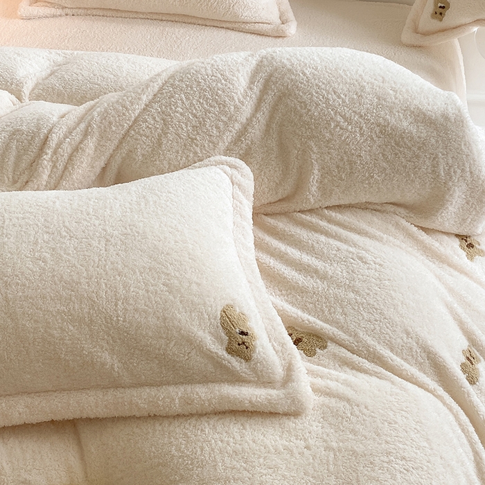 91家纺网 家纺一手货源 找家纺 萝莉家纺 2025新款加厚泰迪绒毛巾绣四件套 小熊奶白