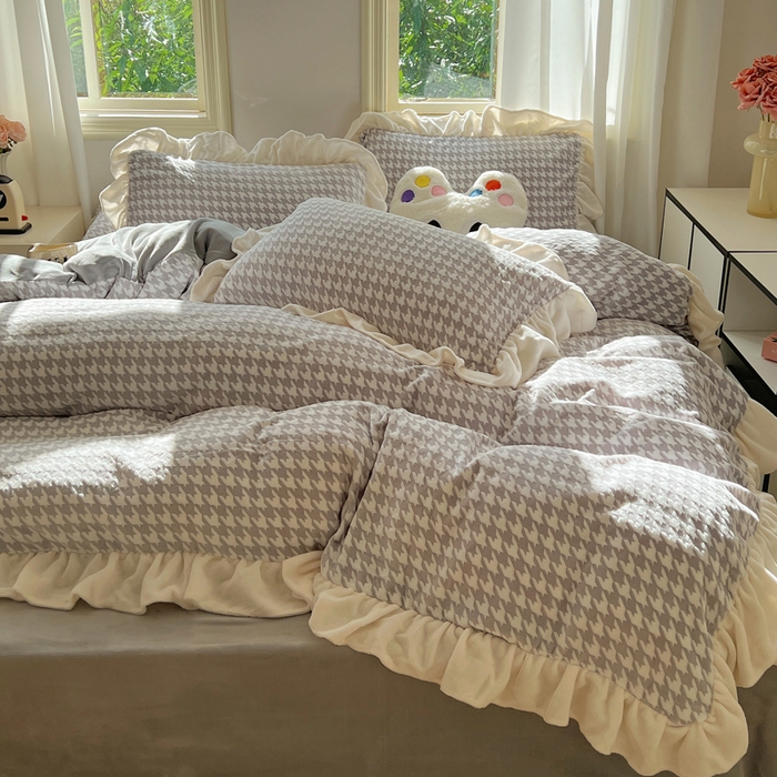 91家纺网 家纺一手货源 找家纺 轻奢坊 2025新款牛奶绒千鸟格烂花花边款四件套-场景二 奶酪灰