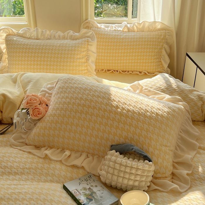 91家纺网 家纺一手货源 找家纺 轻奢坊 2025新款牛奶绒千鸟格烂花花边款四件套-场景二 奶酪黄