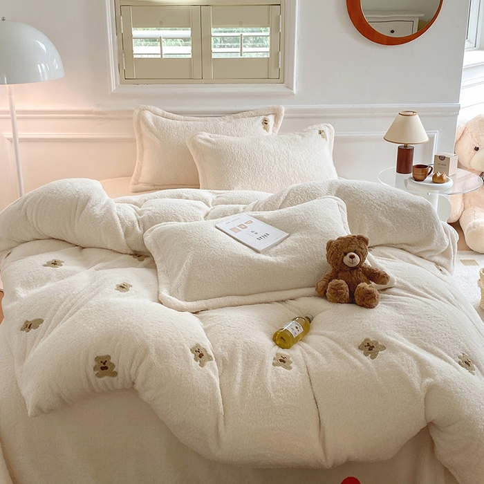 91家纺网 家纺一手货源 找家纺 萝莉家纺 2025新款加厚泰迪绒毛巾绣四件套 小熊奶白