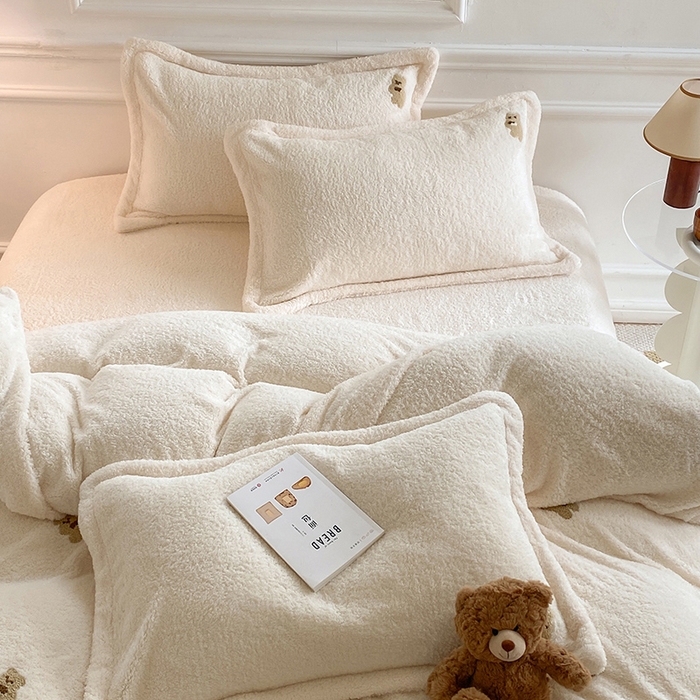 91家纺网 家纺一手货源 找家纺 萝莉家纺 2025新款加厚泰迪绒毛巾绣四件套 小熊奶白