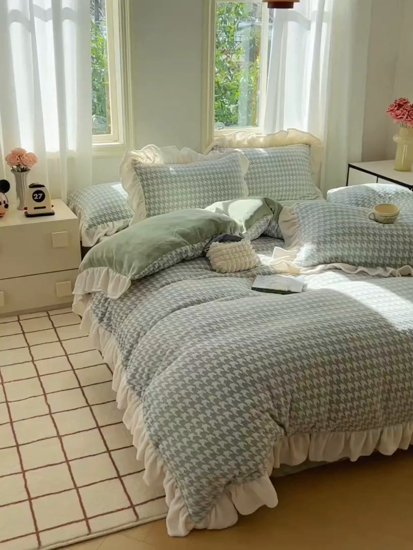 91家纺网 家纺一手货源 找家纺 轻奢坊 2025新款牛奶绒千鸟格烂花花边款四件套-场景二 奶酪绿