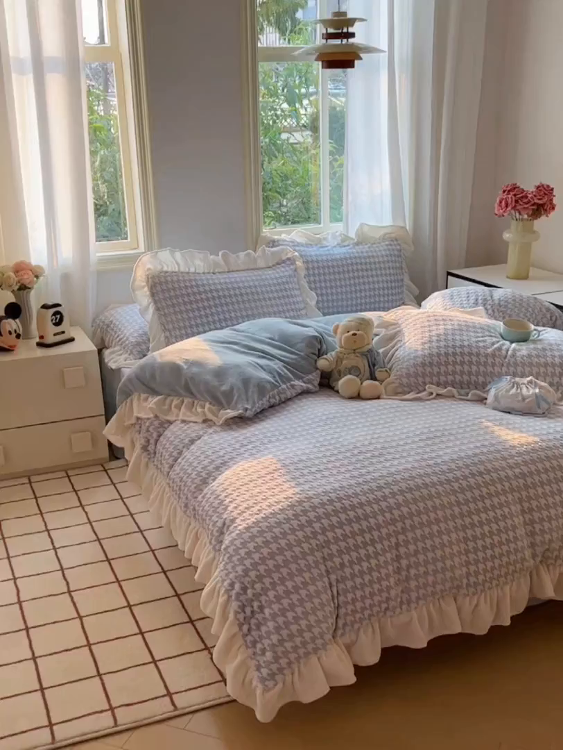 91家纺网 家纺一手货源 找家纺 轻奢坊 2025新款牛奶绒千鸟格烂花花边款四件套-场景二 奶酪蓝