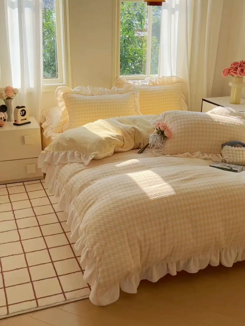 91家纺网 家纺一手货源 找家纺 轻奢坊 2025新款牛奶绒千鸟格烂花花边款四件套-场景二 奶酪黄