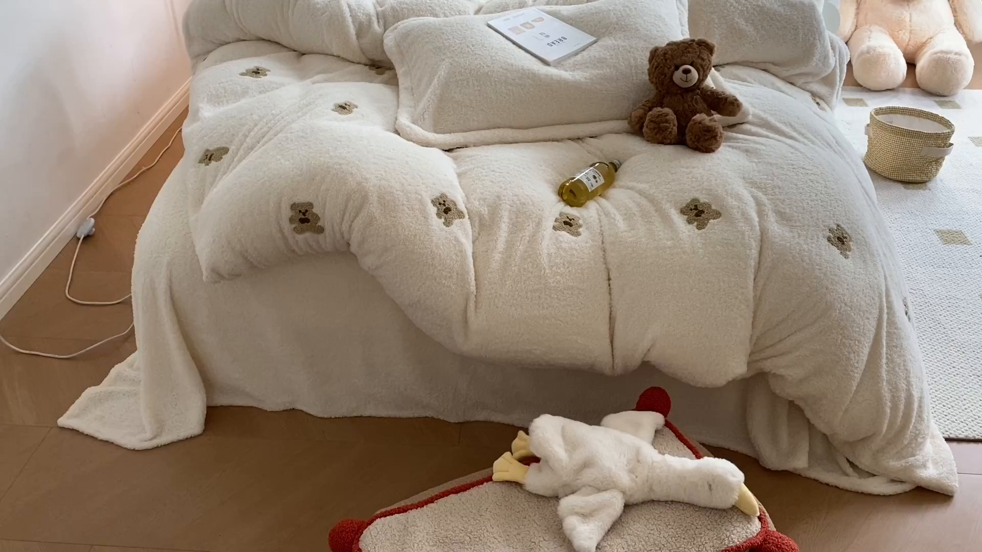 91家纺网 家纺一手货源 找家纺 萝莉家纺 2025新款加厚泰迪绒毛巾绣四件套 小熊奶白