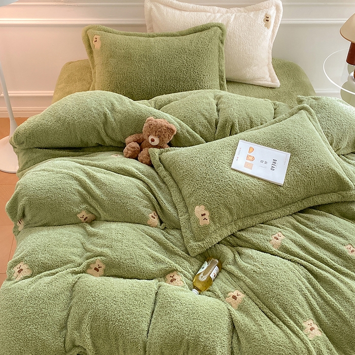 91家纺网 家纺一手货源 找家纺 萝莉家纺 2025新款加厚泰迪绒毛巾绣四件套 熊豆绿