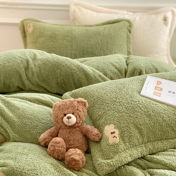 91家纺网 家纺一手货源 找家纺 萝莉家纺 2025新款加厚泰迪绒毛巾绣四件套 熊豆绿