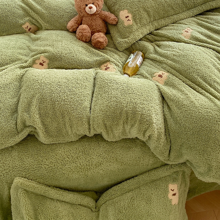 91家纺网 家纺一手货源 找家纺 萝莉家纺 2025新款加厚泰迪绒毛巾绣四件套 熊豆绿