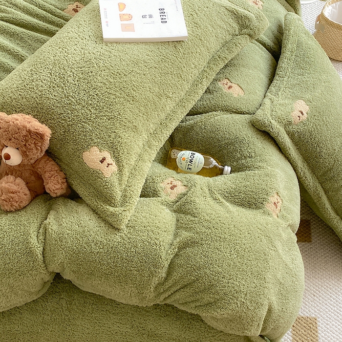 91家纺网 家纺一手货源 找家纺 萝莉家纺 2025新款加厚泰迪绒毛巾绣四件套 熊豆绿