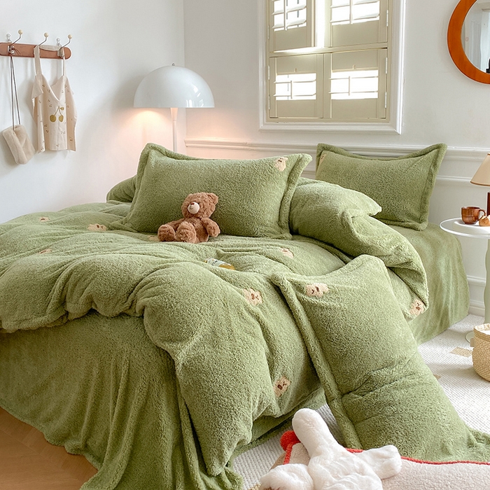 91家纺网 家纺一手货源 找家纺 萝莉家纺 2025新款加厚泰迪绒毛巾绣四件套 熊豆绿