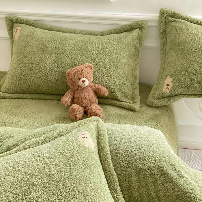 91家纺网 家纺一手货源 找家纺 萝莉家纺 2025新款加厚泰迪绒毛巾绣四件套 熊豆绿