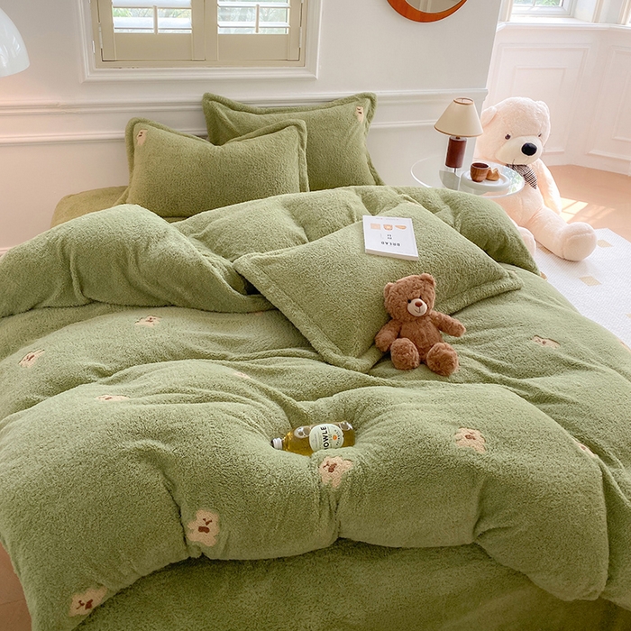 91家纺网 家纺一手货源 找家纺 萝莉家纺 2025新款加厚泰迪绒毛巾绣四件套 熊豆绿