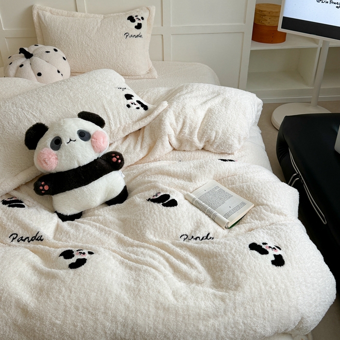 91家纺网 家纺一手货源 找家纺 萝莉家纺 2025新款加厚泰迪绒毛巾绣四件套 熊猫白