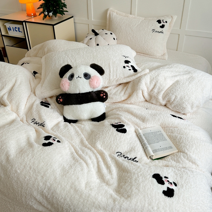 91家纺网 家纺一手货源 找家纺 萝莉家纺 2025新款加厚泰迪绒毛巾绣四件套 熊猫白