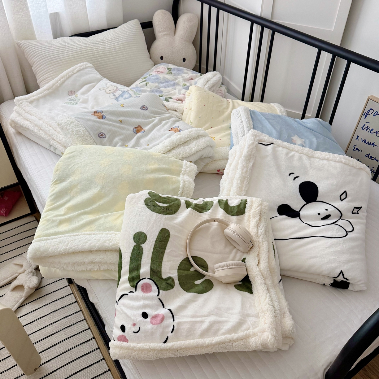 91家纺网 家纺一手货源 找家纺 大元 2025新款ins加厚小清新牛奶绒羊羔绒毛毯午睡毯沙发盖毯 组合图仅供展示不可下单