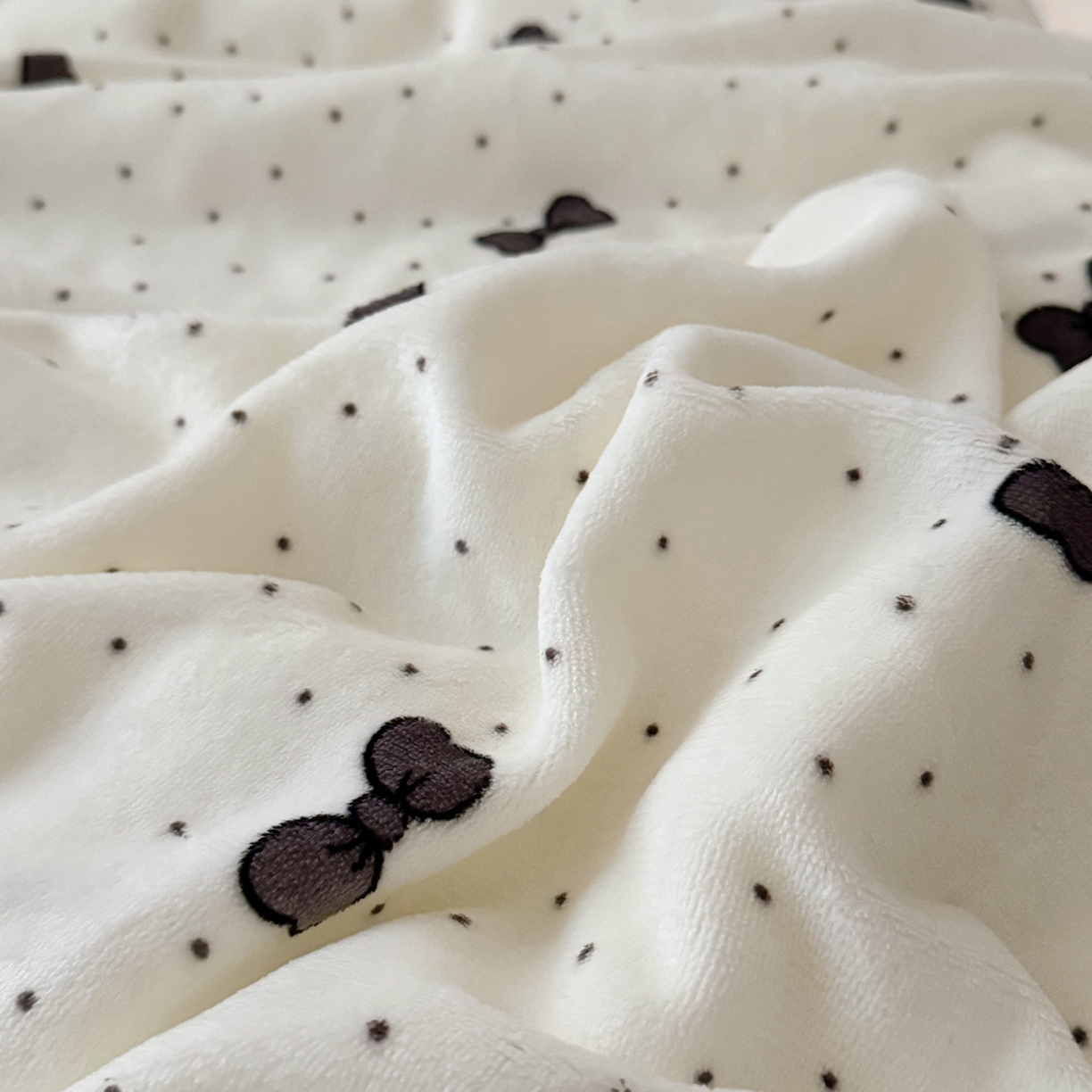 91家纺网 家纺一手货源 找家纺 大元 2025新款ins加厚小清新牛奶绒羊羔绒毛毯午睡毯沙发盖毯 波点蝴蝶结