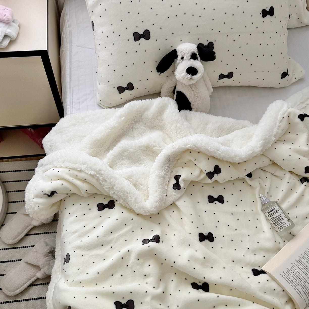 91家纺网 家纺一手货源 找家纺 大元 2025新款ins加厚小清新牛奶绒羊羔绒毛毯午睡毯沙发盖毯 波点蝴蝶结