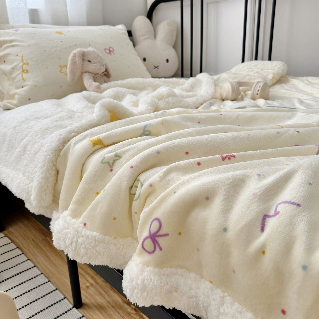 91家纺网 家纺一手货源 找家纺 大元 2025新款ins加厚小清新牛奶绒羊羔绒毛毯午睡毯沙发盖毯 彩色波点