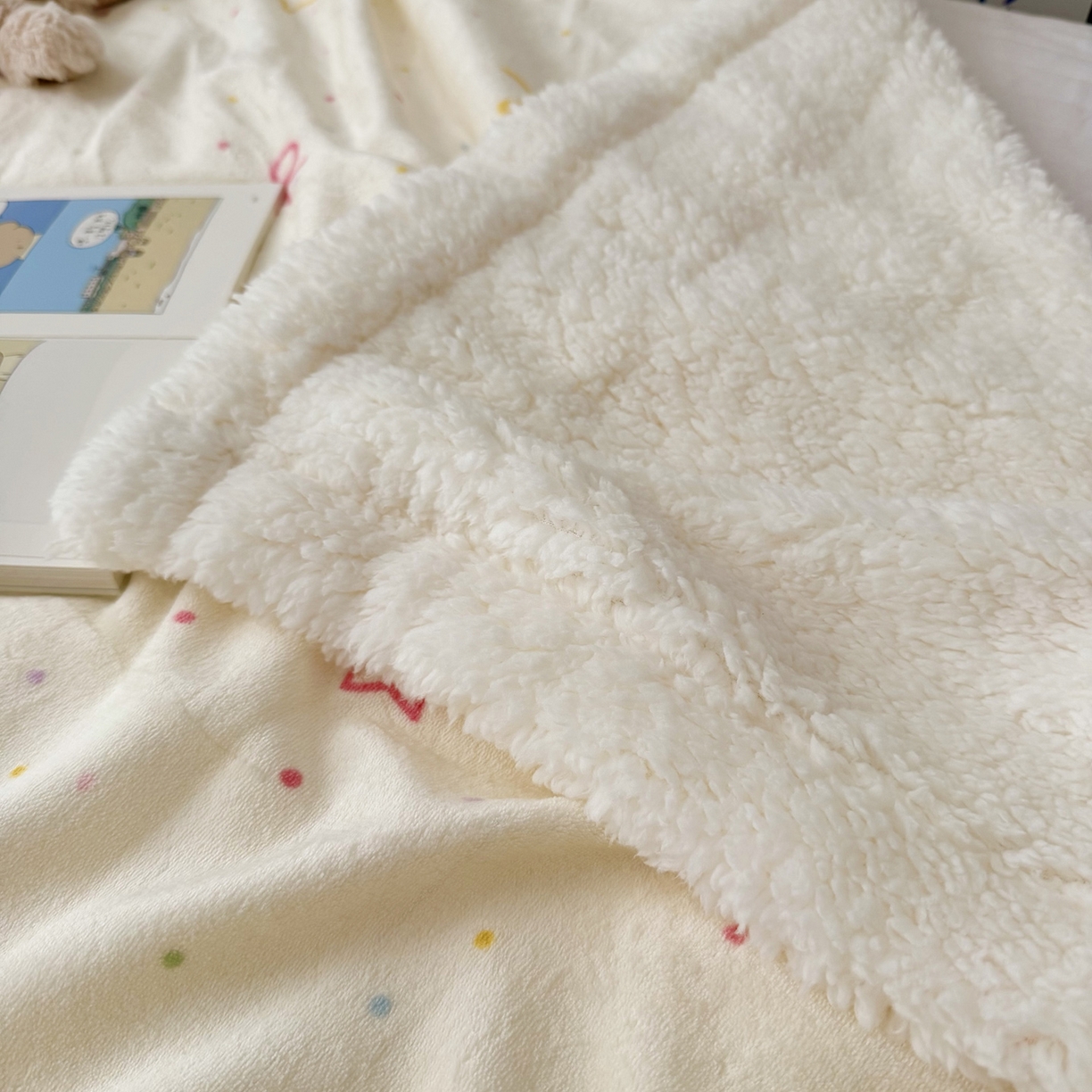 91家纺网 家纺一手货源 找家纺 大元 2025新款ins加厚小清新牛奶绒羊羔绒毛毯午睡毯沙发盖毯 彩色波点