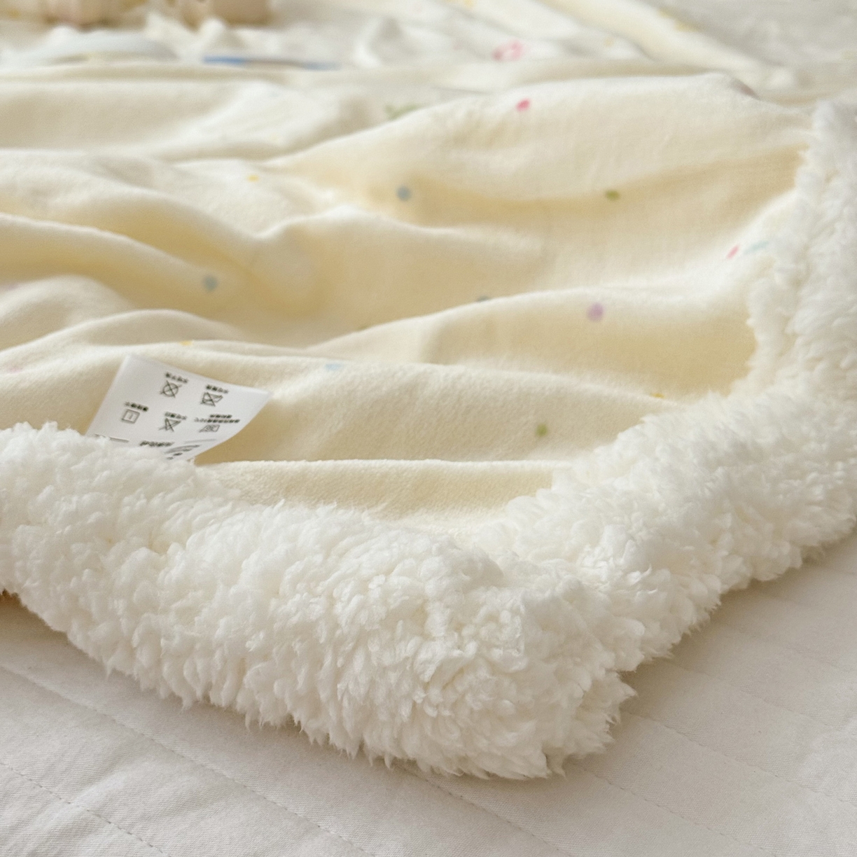 91家纺网 家纺一手货源 找家纺 大元 2025新款ins加厚小清新牛奶绒羊羔绒毛毯午睡毯沙发盖毯 彩色波点