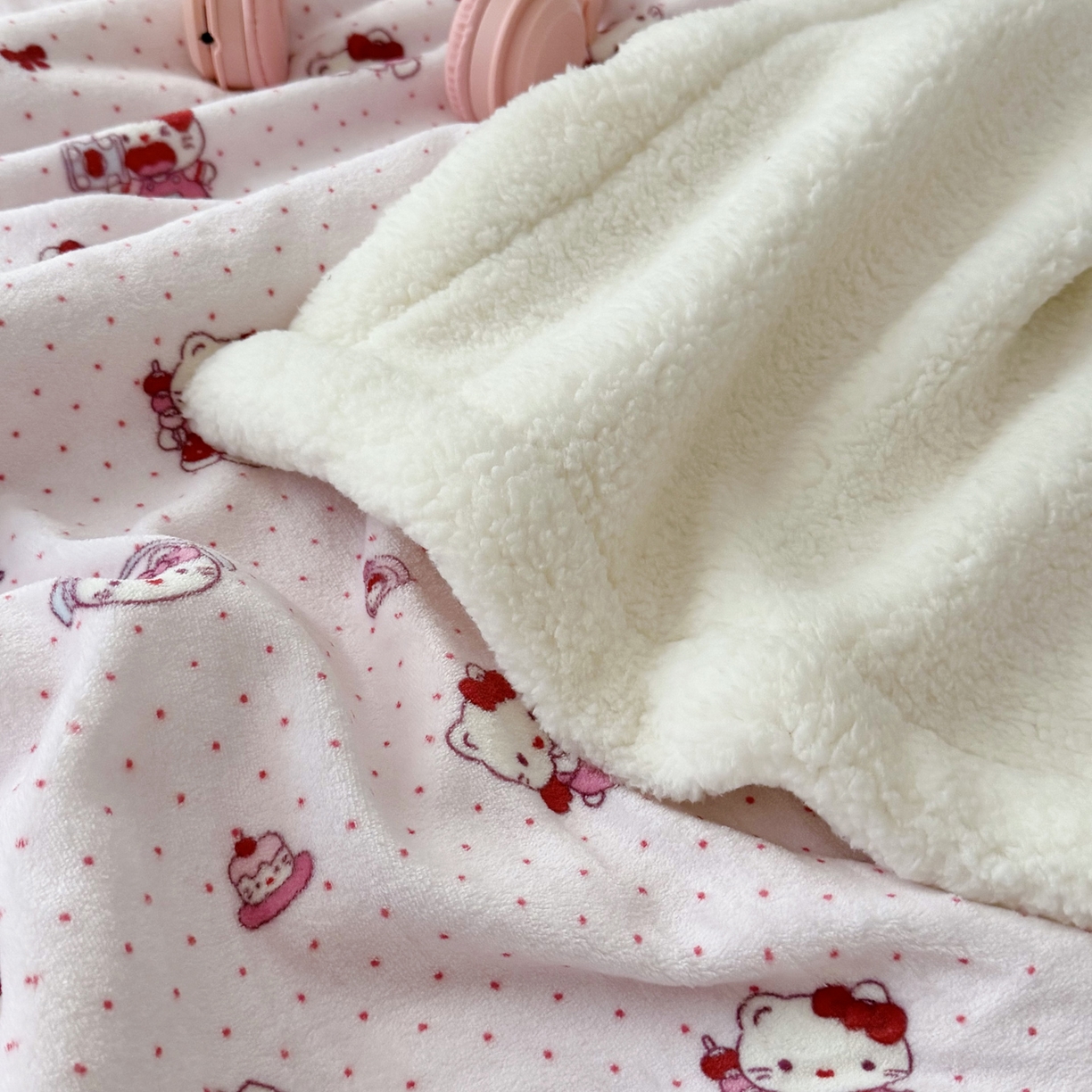 91家纺网 家纺一手货源 找家纺 大元 2025新款ins加厚小清新牛奶绒羊羔绒毛毯午睡毯沙发盖毯 超甜小猫咪