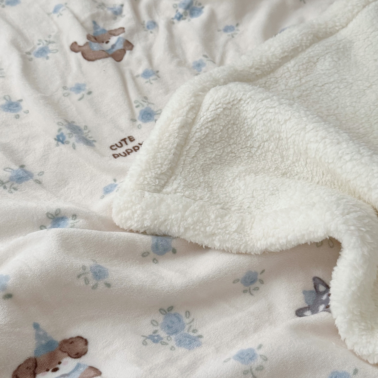 91家纺网 家纺一手货源 找家纺 大元 2025新款ins加厚小清新牛奶绒羊羔绒毛毯午睡毯沙发盖毯 狗狗乐园