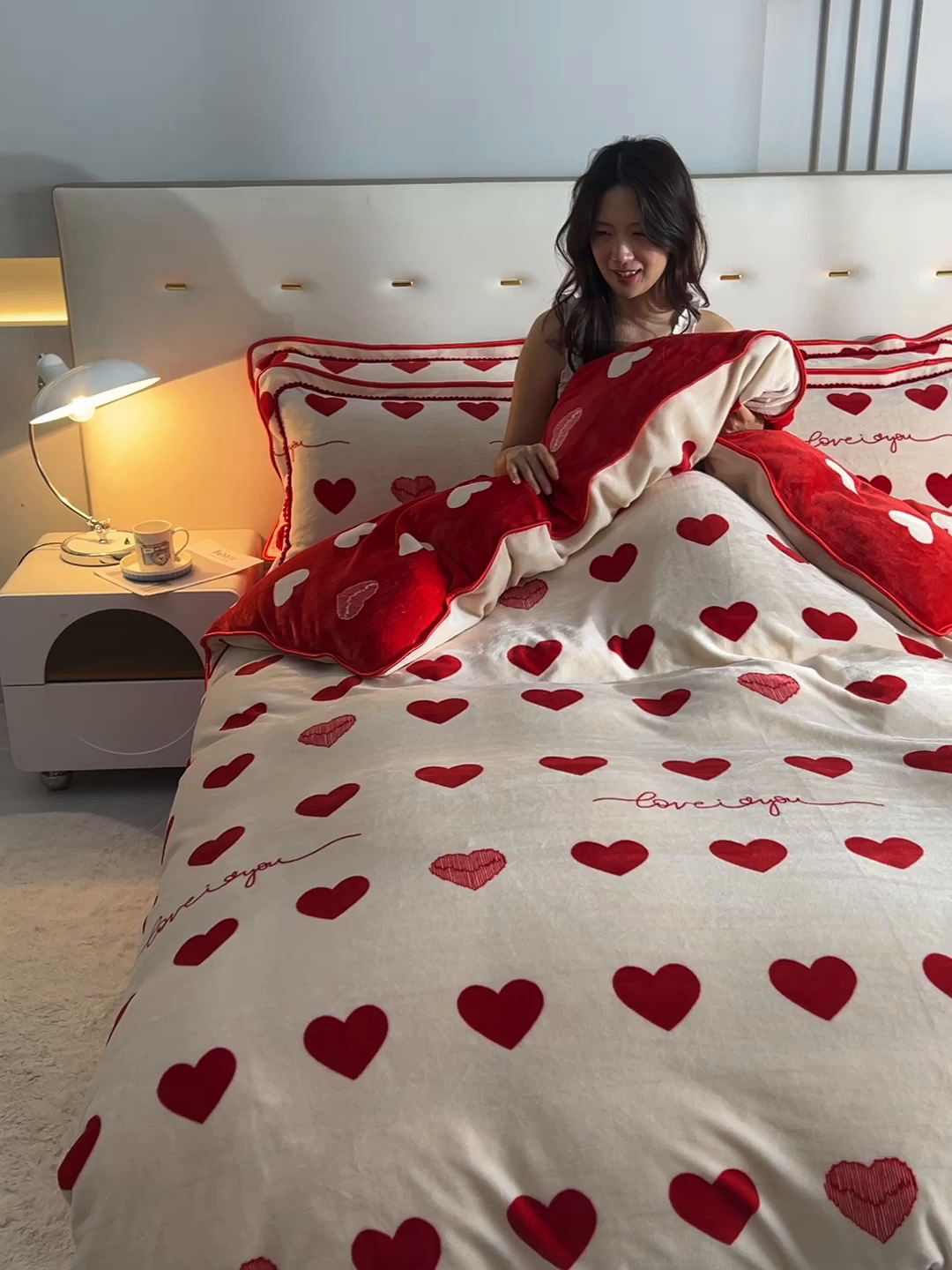 91家纺网 家纺一手货源 找家纺 赛丽雅 2025新款牛奶绒床裙四件套8-9斤法莱绒直播爆款日产2万套 红色爱心
