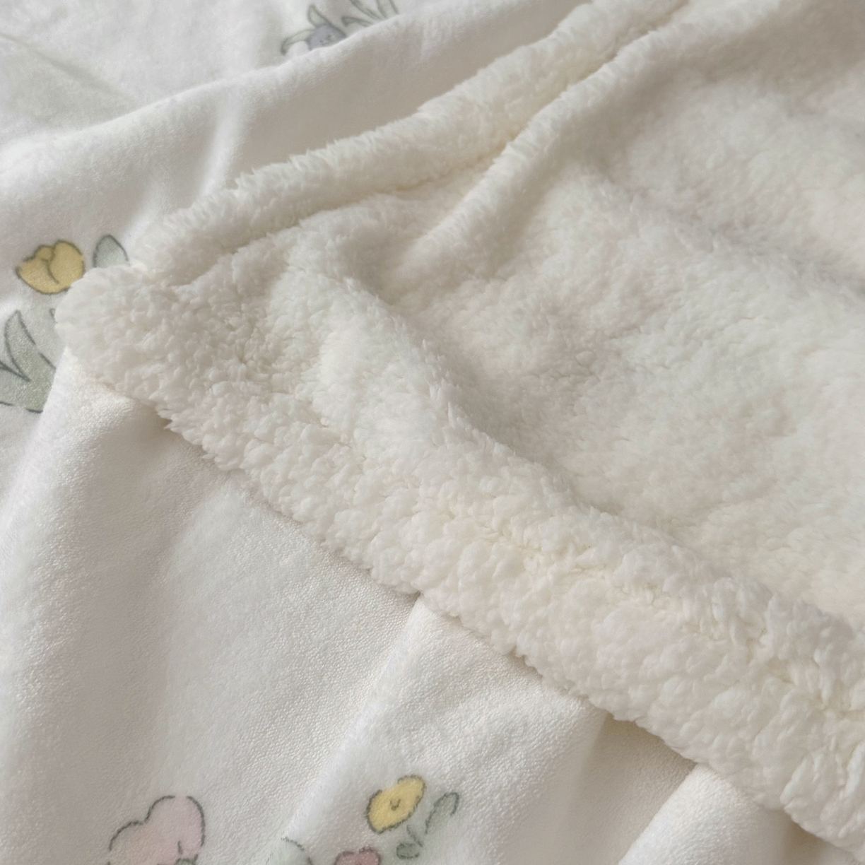 91家纺网 家纺一手货源 找家纺 大元 2025新款ins加厚小清新牛奶绒羊羔绒毛毯午睡毯沙发盖毯 花丛兔