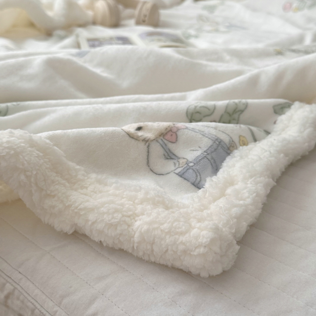 91家纺网 家纺一手货源 找家纺 大元 2025新款ins加厚小清新牛奶绒羊羔绒毛毯午睡毯沙发盖毯 花丛兔