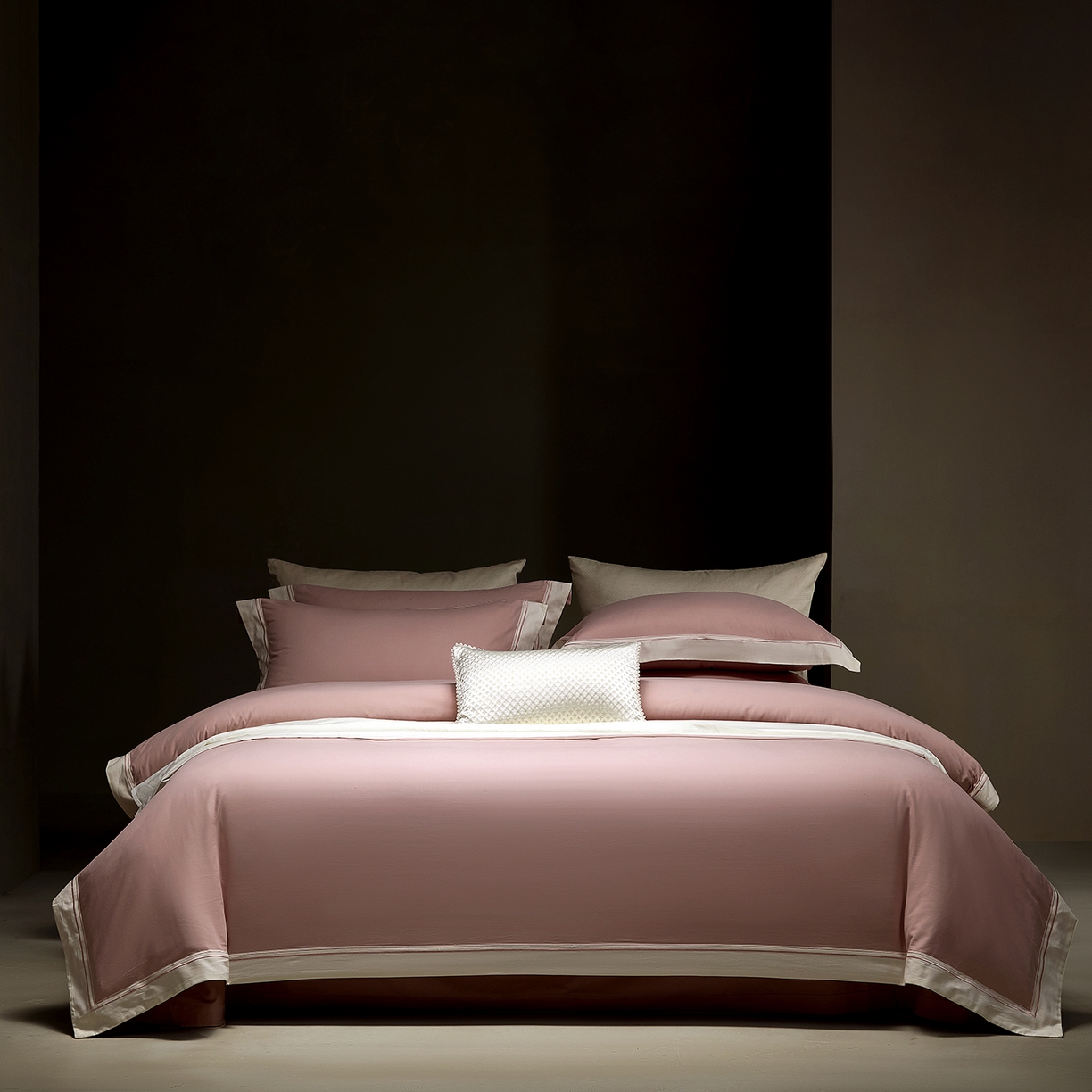 91家纺网 家纺一手货源 找家纺 佳汐蓝家纺 2025新款100支全棉色织提花臻棉绣花四件套-利雅系列 利雅-妮娜粉