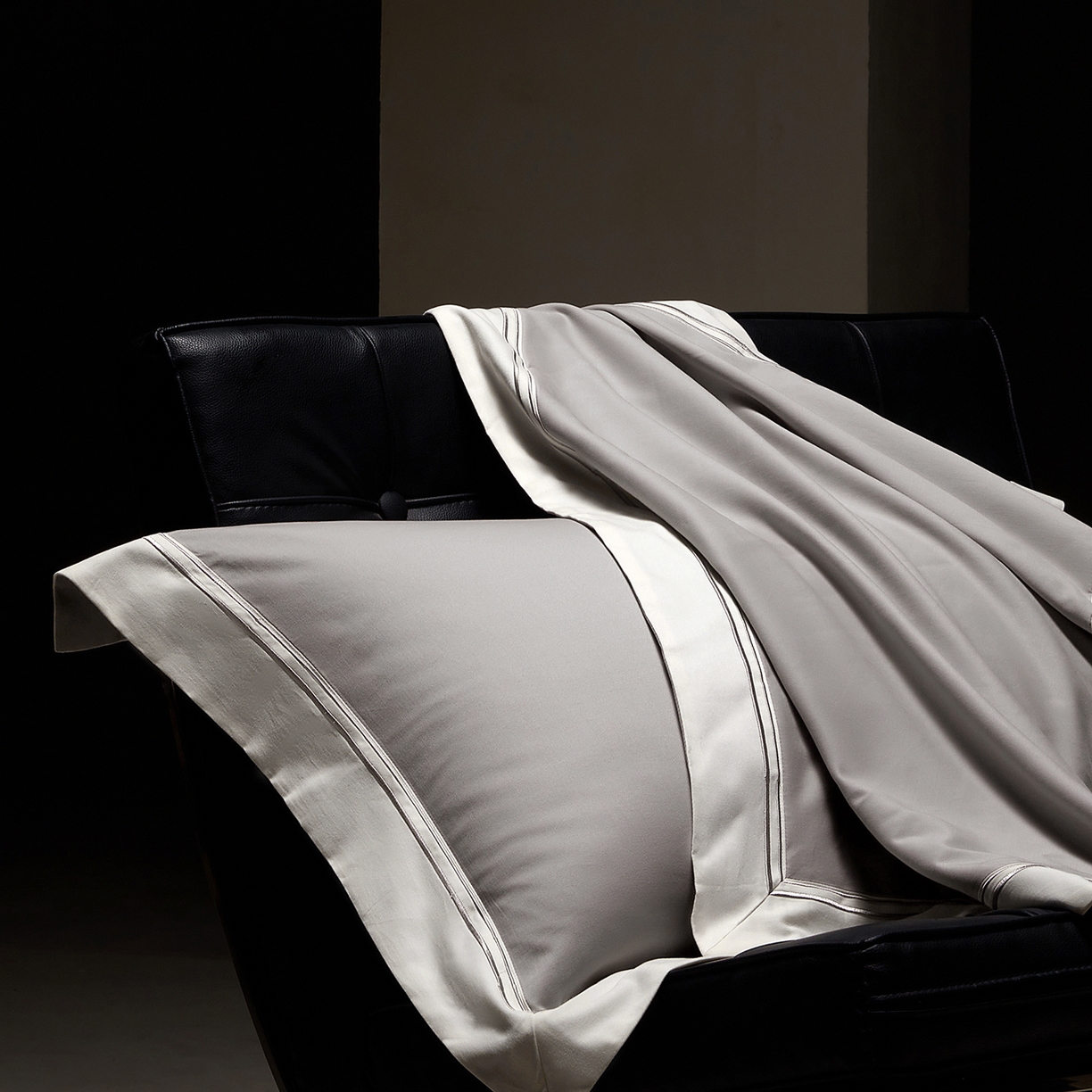 91家纺网 家纺一手货源 找家纺 佳汐蓝家纺 2025新款100支全棉色织提花臻棉绣花四件套-利雅系列 利雅-白木灰