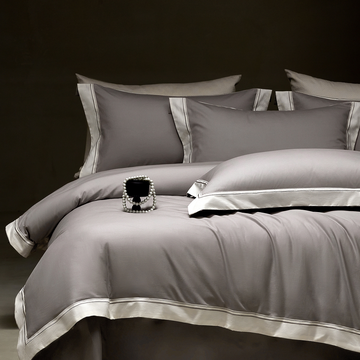 91家纺网 家纺一手货源 找家纺 佳汐蓝家纺 2025新款100支全棉色织提花臻棉绣花四件套-利雅系列 利雅-白木灰