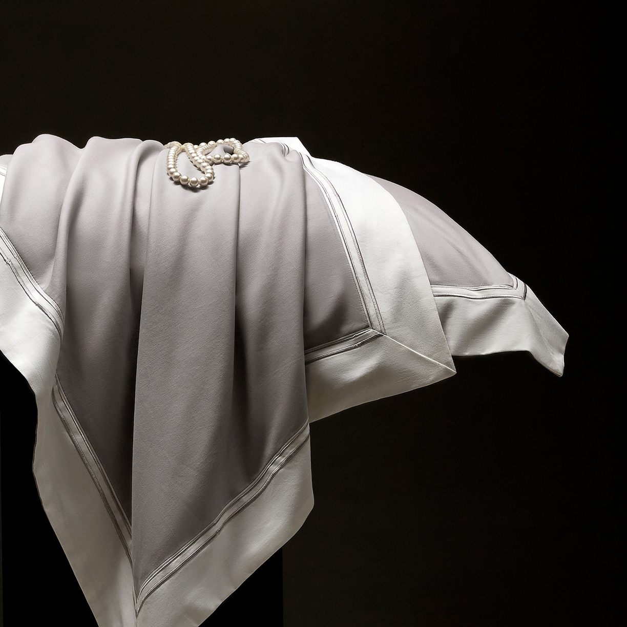 91家纺网 家纺一手货源 找家纺 佳汐蓝家纺 2025新款100支全棉色织提花臻棉绣花四件套-利雅系列 利雅-白木灰