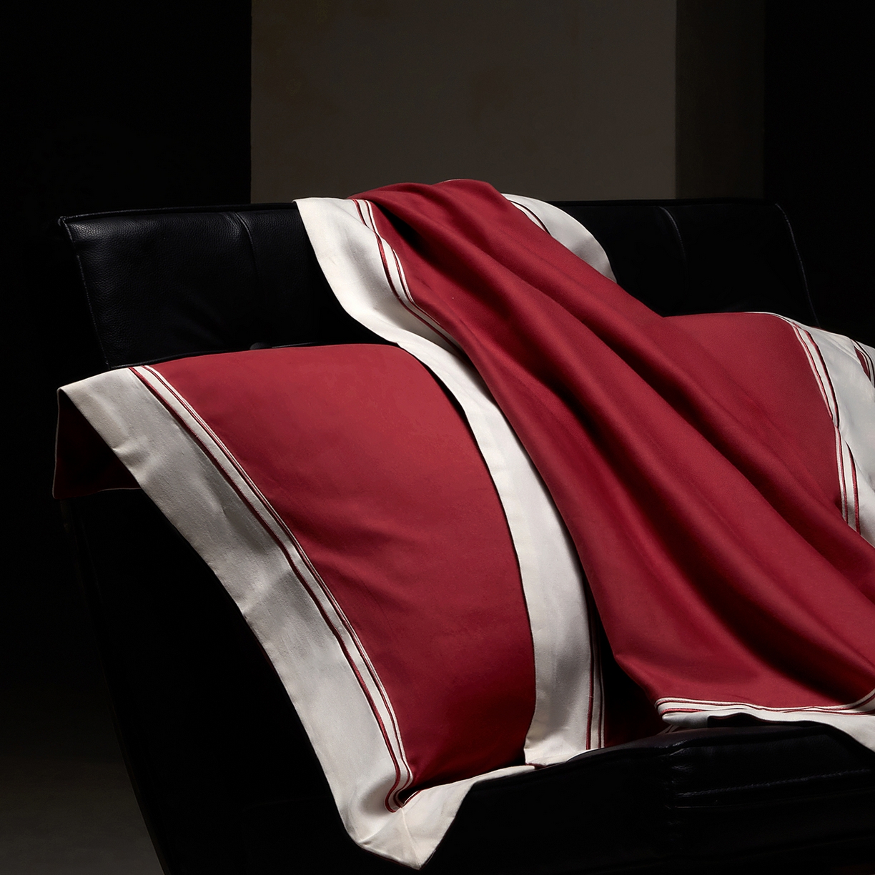 91家纺网 家纺一手货源 找家纺 佳汐蓝家纺 2025新款100支全棉色织提花臻棉绣花四件套-利雅系列 利雅-波尔红