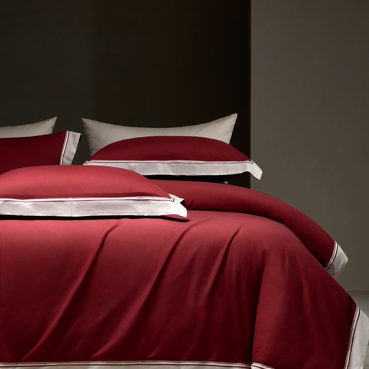 91家纺网 家纺一手货源 找家纺 佳汐蓝家纺 2025新款100支全棉色织提花臻棉绣花四件套-利雅系列 利雅-波尔红