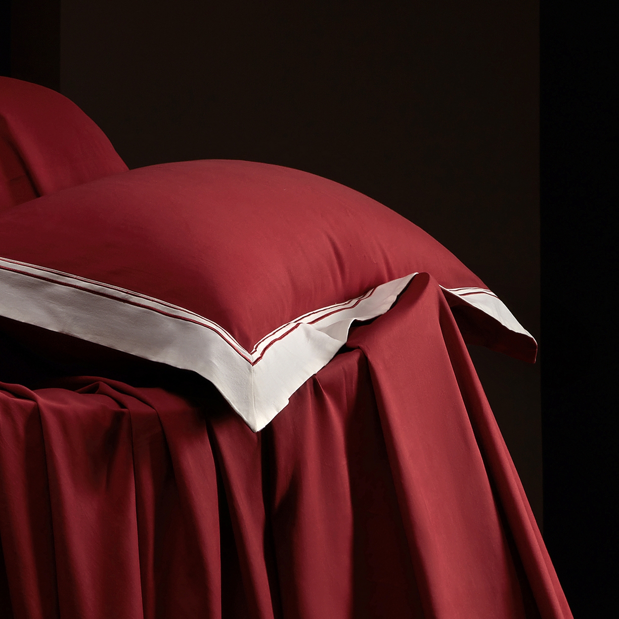 91家纺网 家纺一手货源 找家纺 佳汐蓝家纺 2025新款100支全棉色织提花臻棉绣花四件套-利雅系列 利雅-波尔红