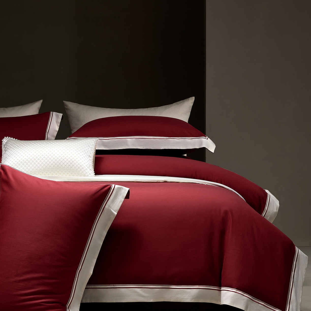 91家纺网 家纺一手货源 找家纺 佳汐蓝家纺 2025新款100支全棉色织提花臻棉绣花四件套-利雅系列 利雅-波尔红