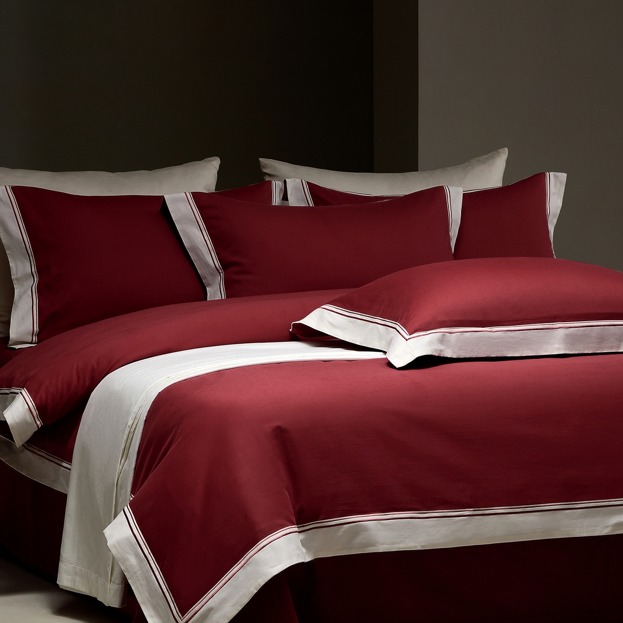 91家纺网 家纺一手货源 找家纺 佳汐蓝家纺 2025新款100支全棉色织提花臻棉绣花四件套-利雅系列 利雅-波尔红