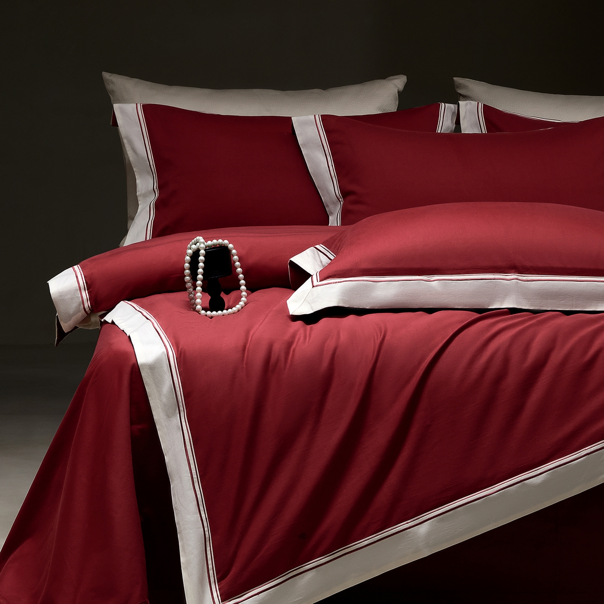 91家纺网 家纺一手货源 找家纺 佳汐蓝家纺 2025新款100支全棉色织提花臻棉绣花四件套-利雅系列 利雅-波尔红