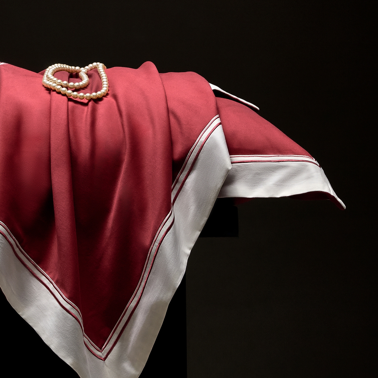 91家纺网 家纺一手货源 找家纺 佳汐蓝家纺 2025新款100支全棉色织提花臻棉绣花四件套-利雅系列 利雅-波尔红