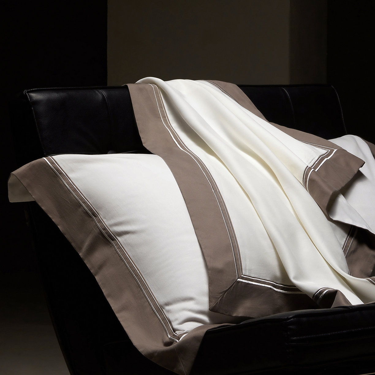 91家纺网 家纺一手货源 找家纺 佳汐蓝家纺 2025新款100支全棉色织提花臻棉绣花四件套-利雅系列 利雅-贵族白