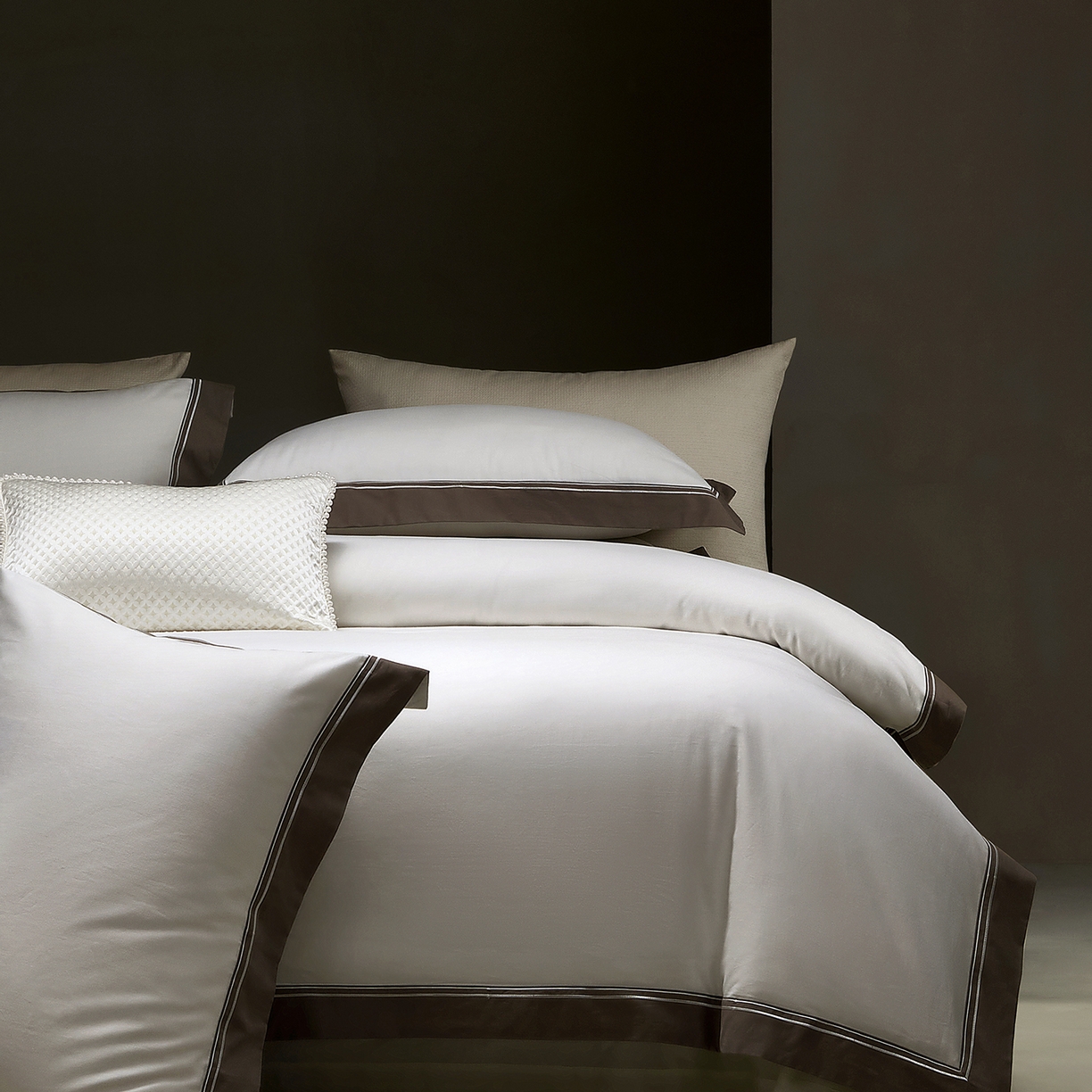 91家纺网 家纺一手货源 找家纺 佳汐蓝家纺 2025新款100支全棉色织提花臻棉绣花四件套-利雅系列 利雅-贵族白